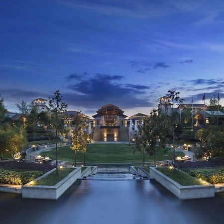 Hilton Wuhan Optics Valley Экстерьер фото