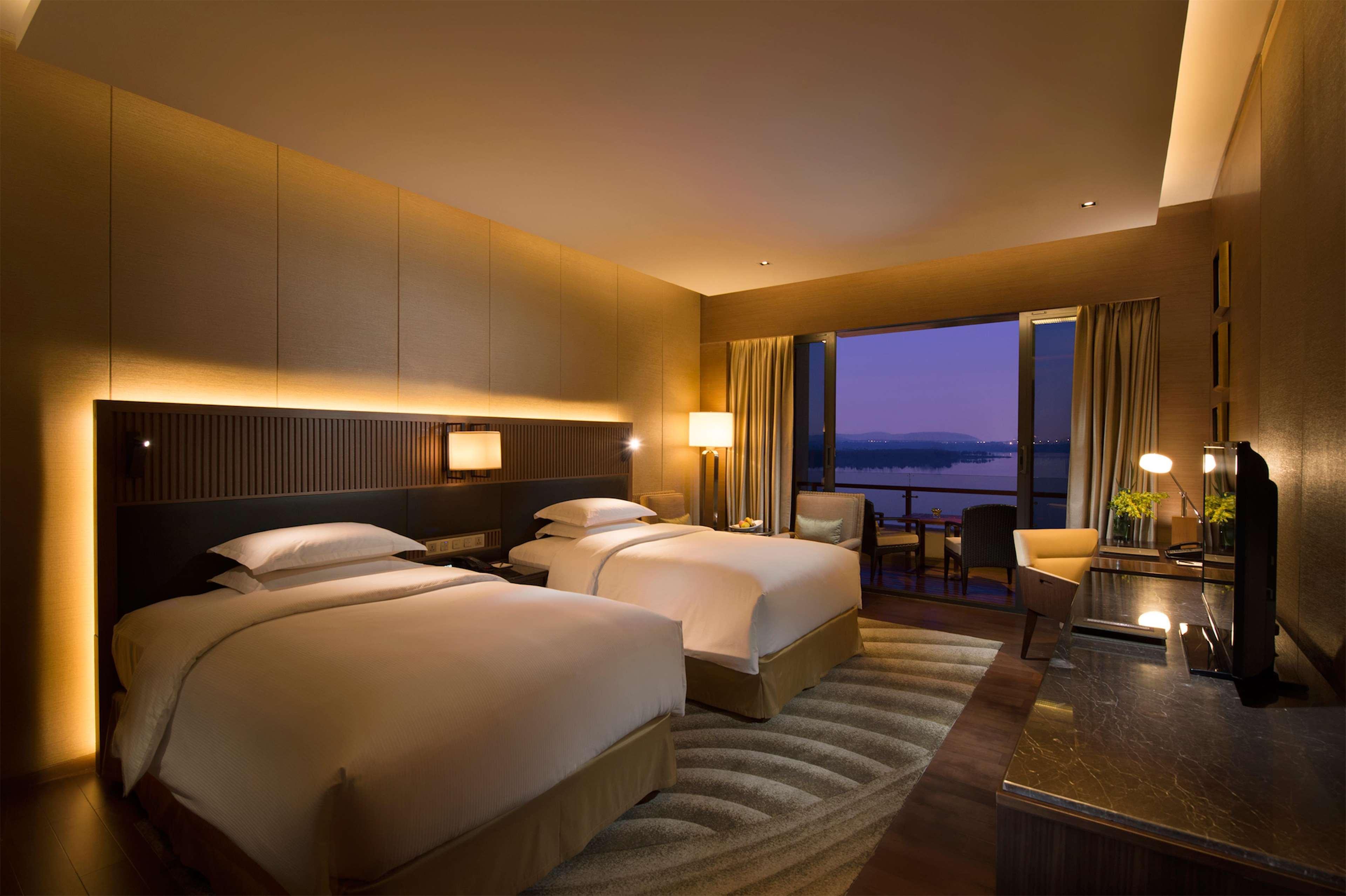 Hilton Wuhan Optics Valley Экстерьер фото
