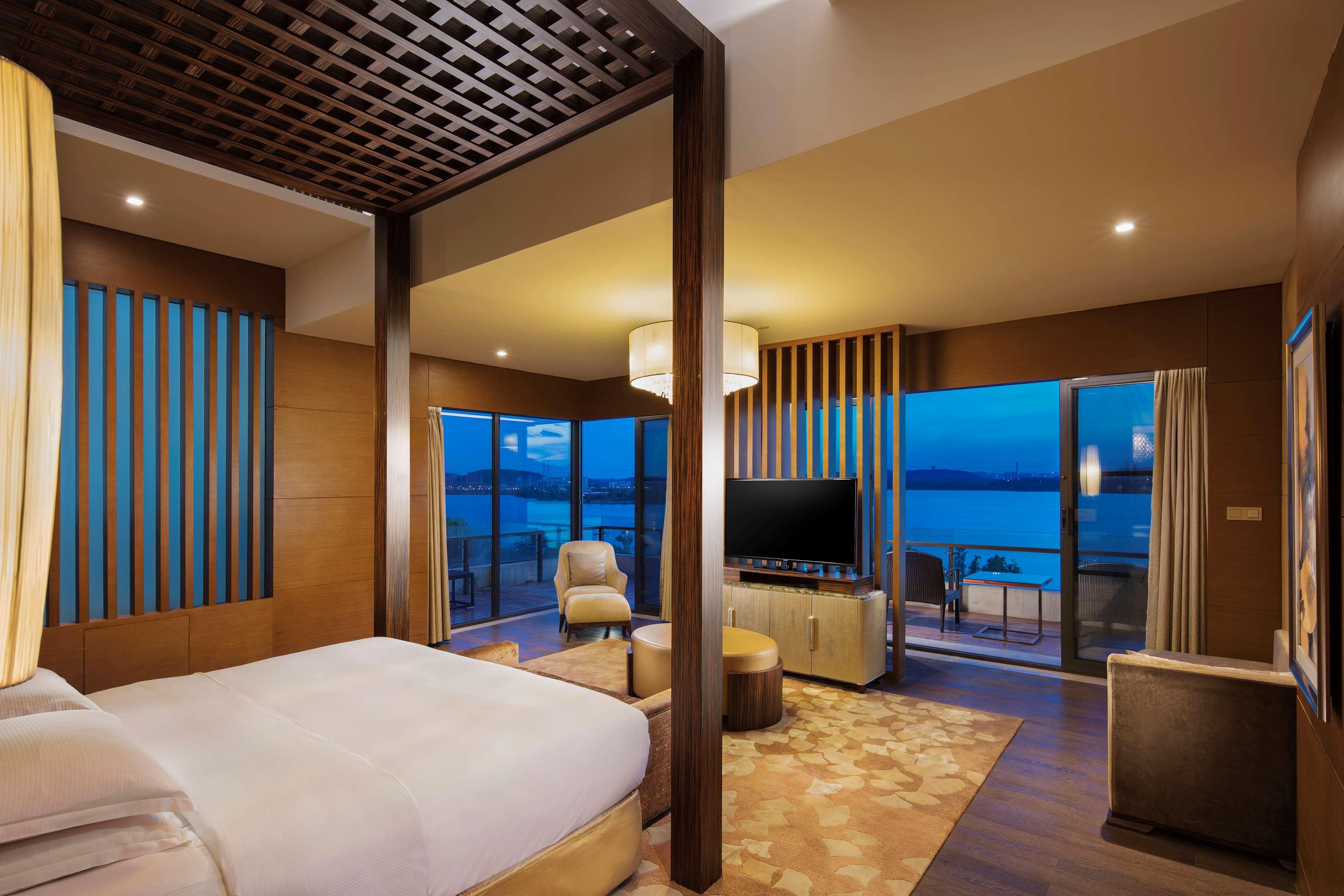 Hilton Wuhan Optics Valley Экстерьер фото