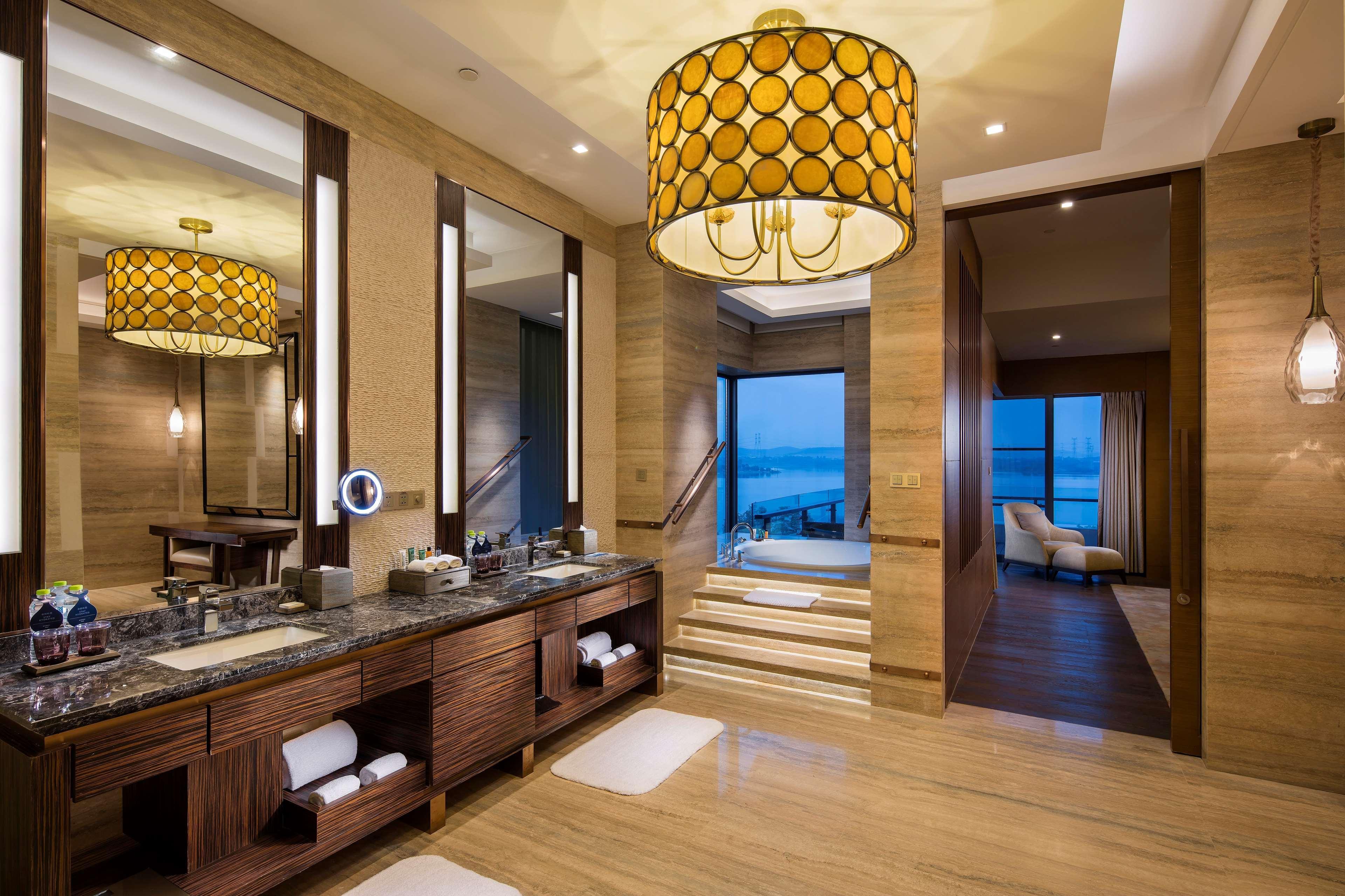 Hilton Wuhan Optics Valley Экстерьер фото