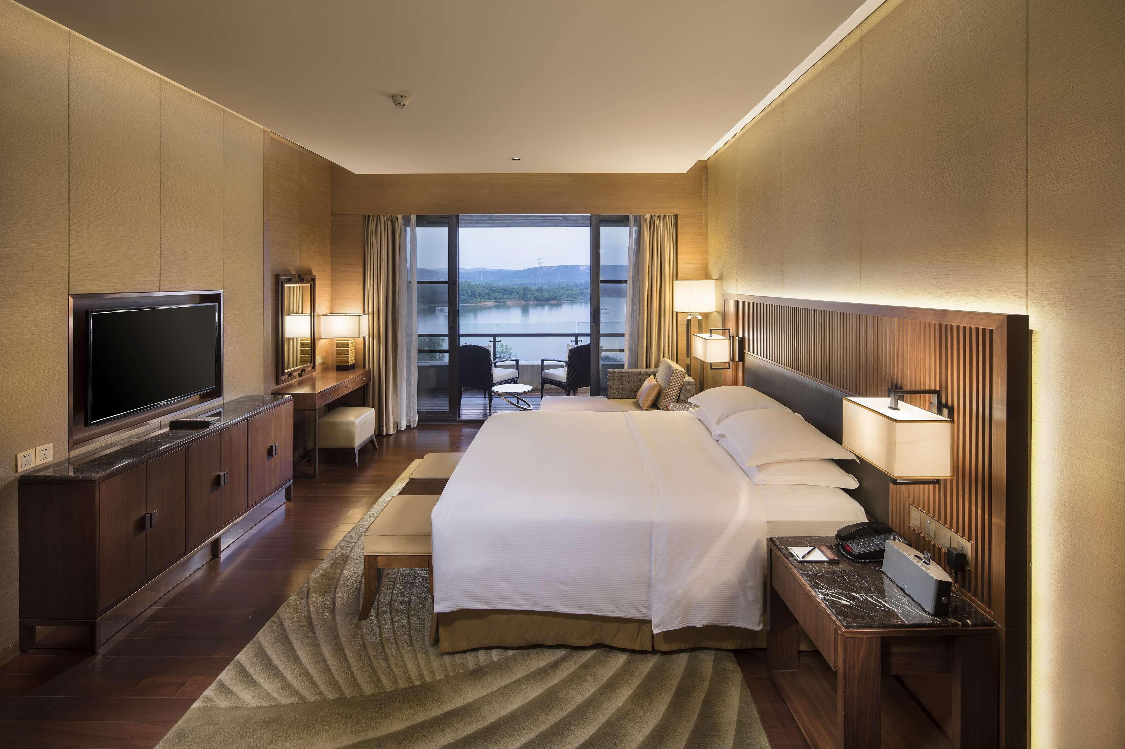 Hilton Wuhan Optics Valley Экстерьер фото