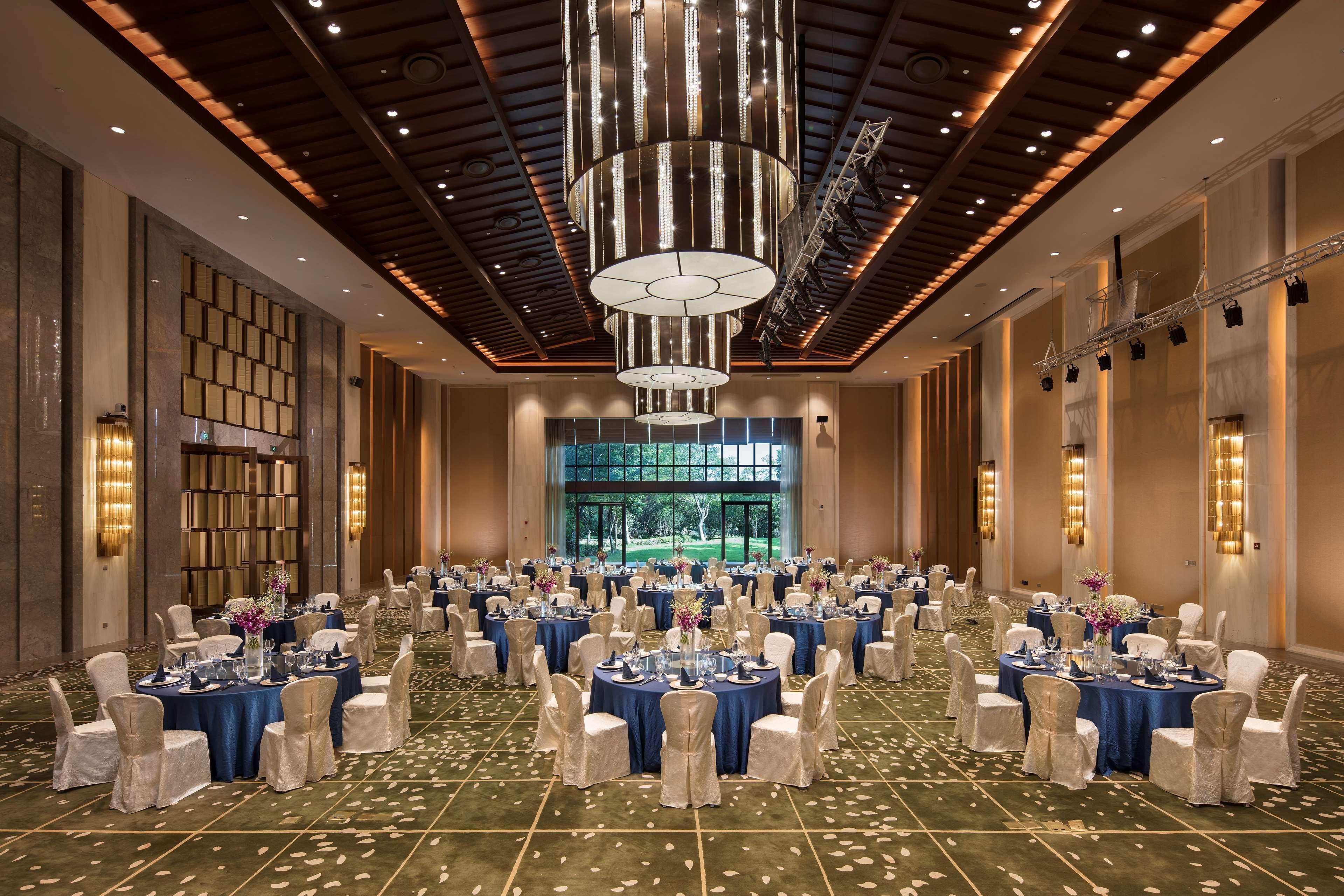 Hilton Wuhan Optics Valley Экстерьер фото