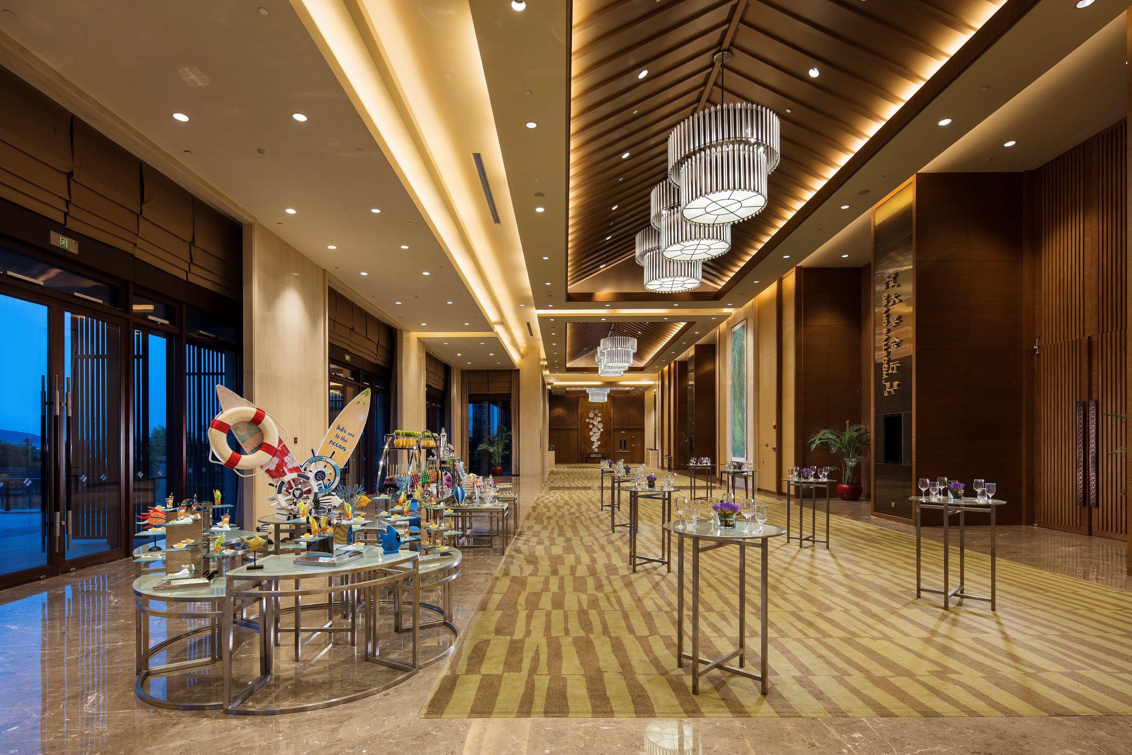 Hilton Wuhan Optics Valley Экстерьер фото