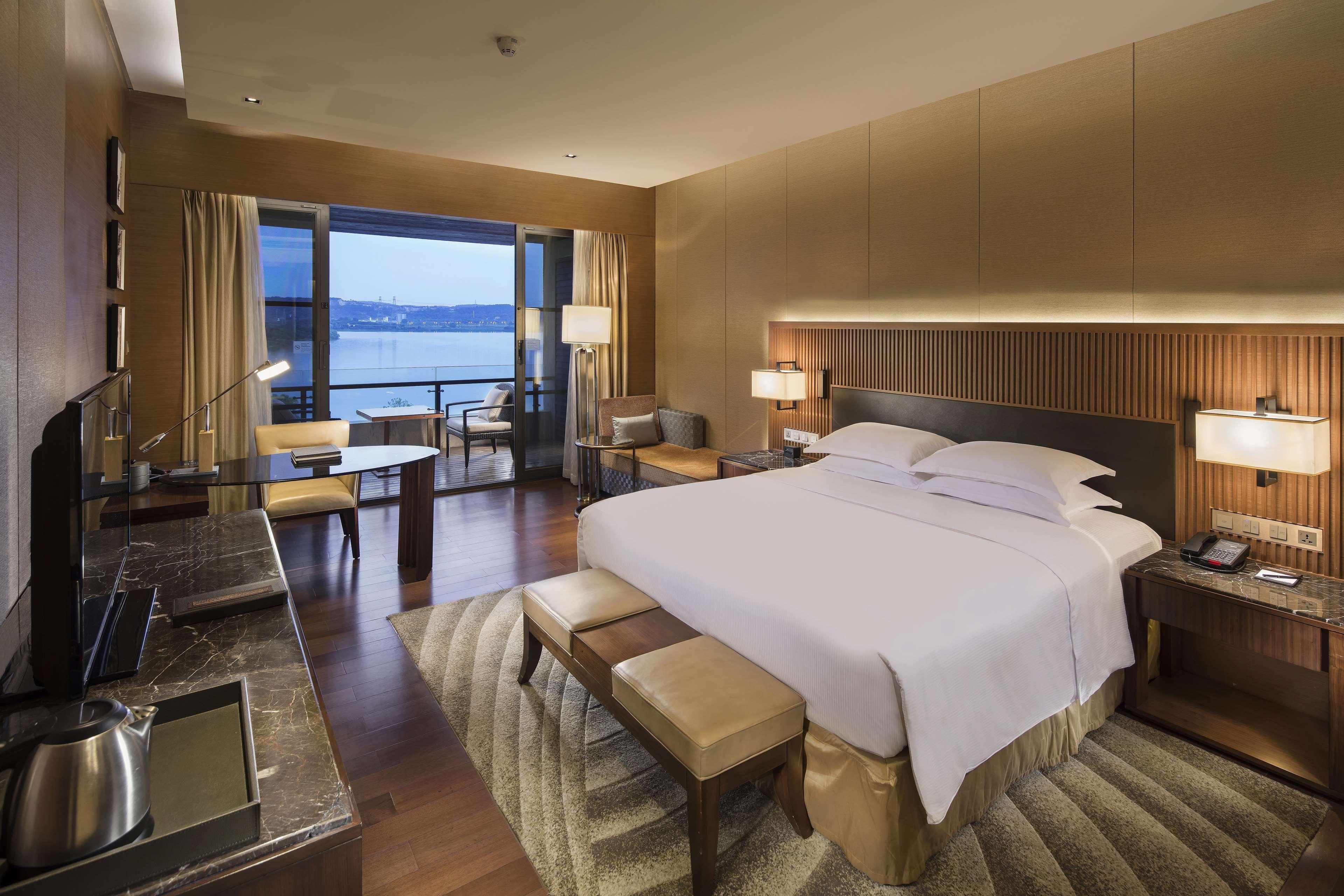Hilton Wuhan Optics Valley Экстерьер фото