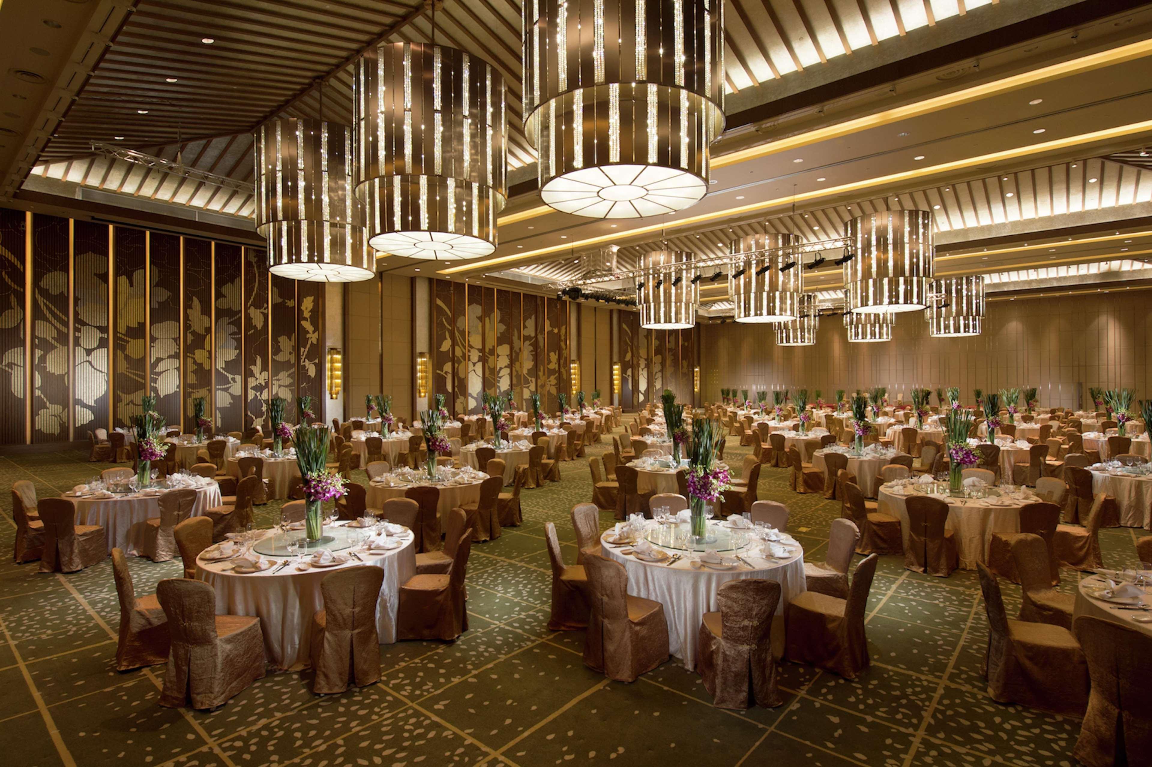 Hilton Wuhan Optics Valley Экстерьер фото