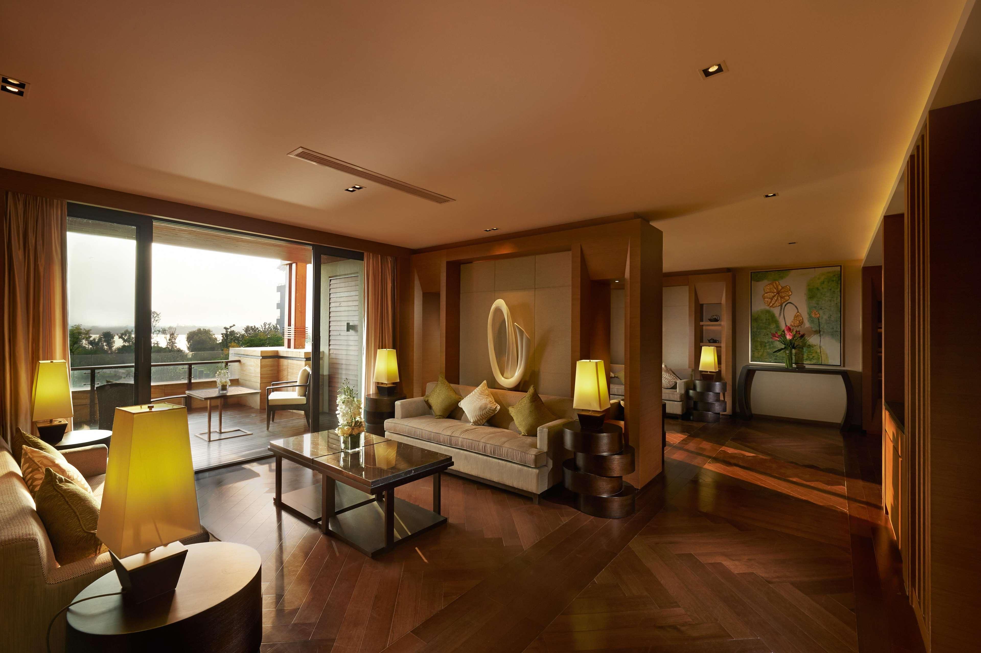 Hilton Wuhan Optics Valley Экстерьер фото