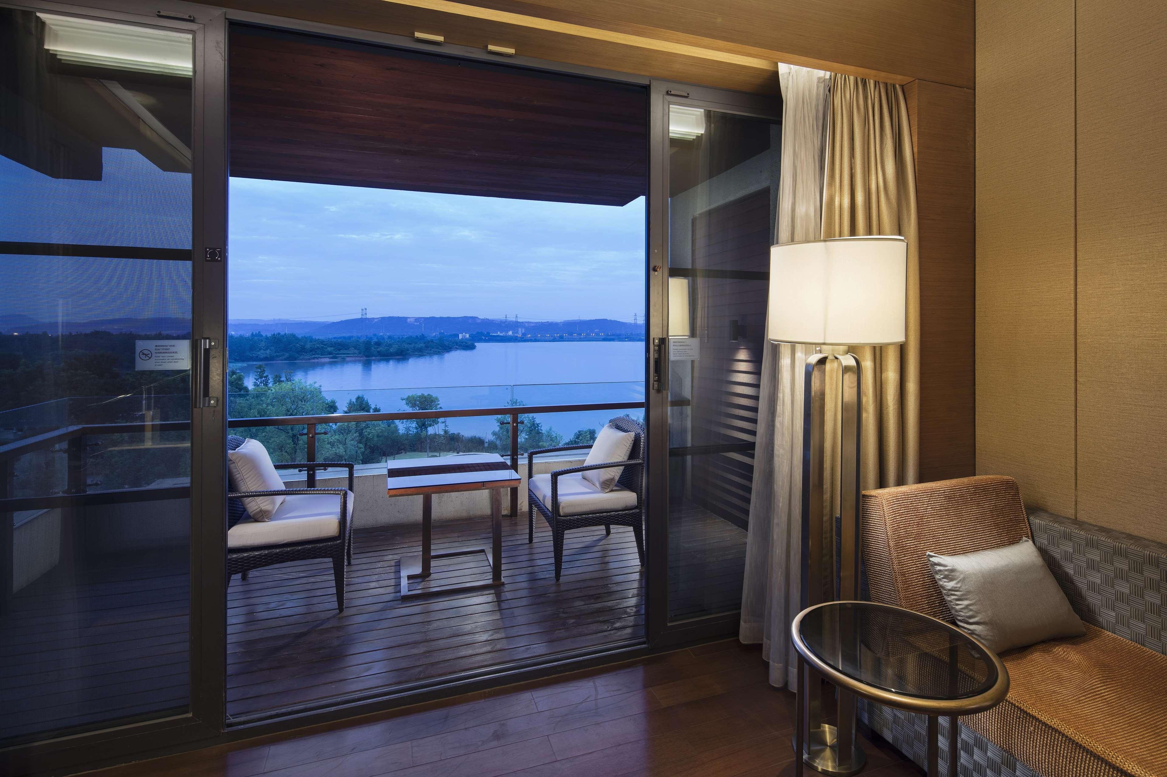 Hilton Wuhan Optics Valley Экстерьер фото