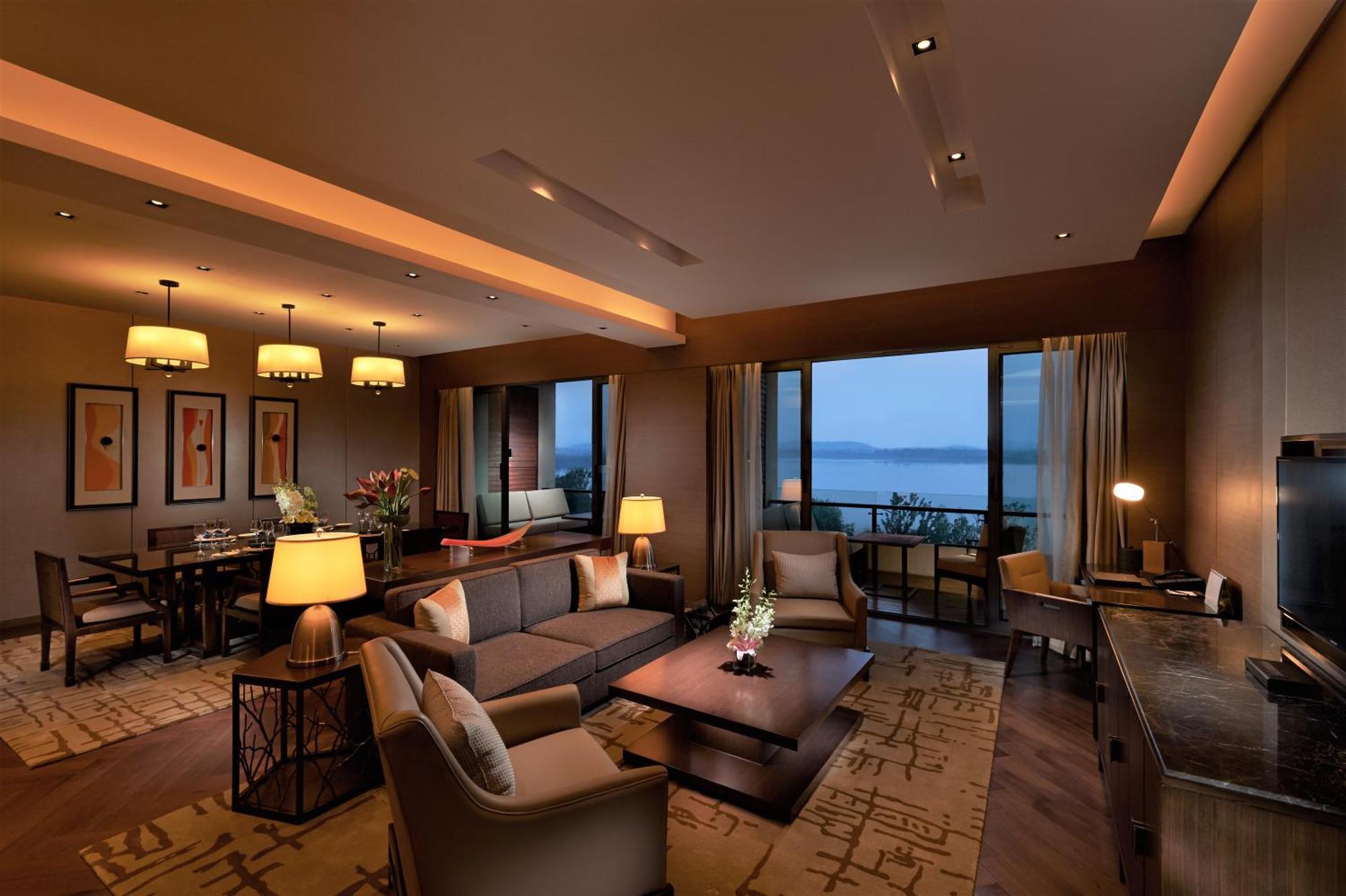 Hilton Wuhan Optics Valley Экстерьер фото