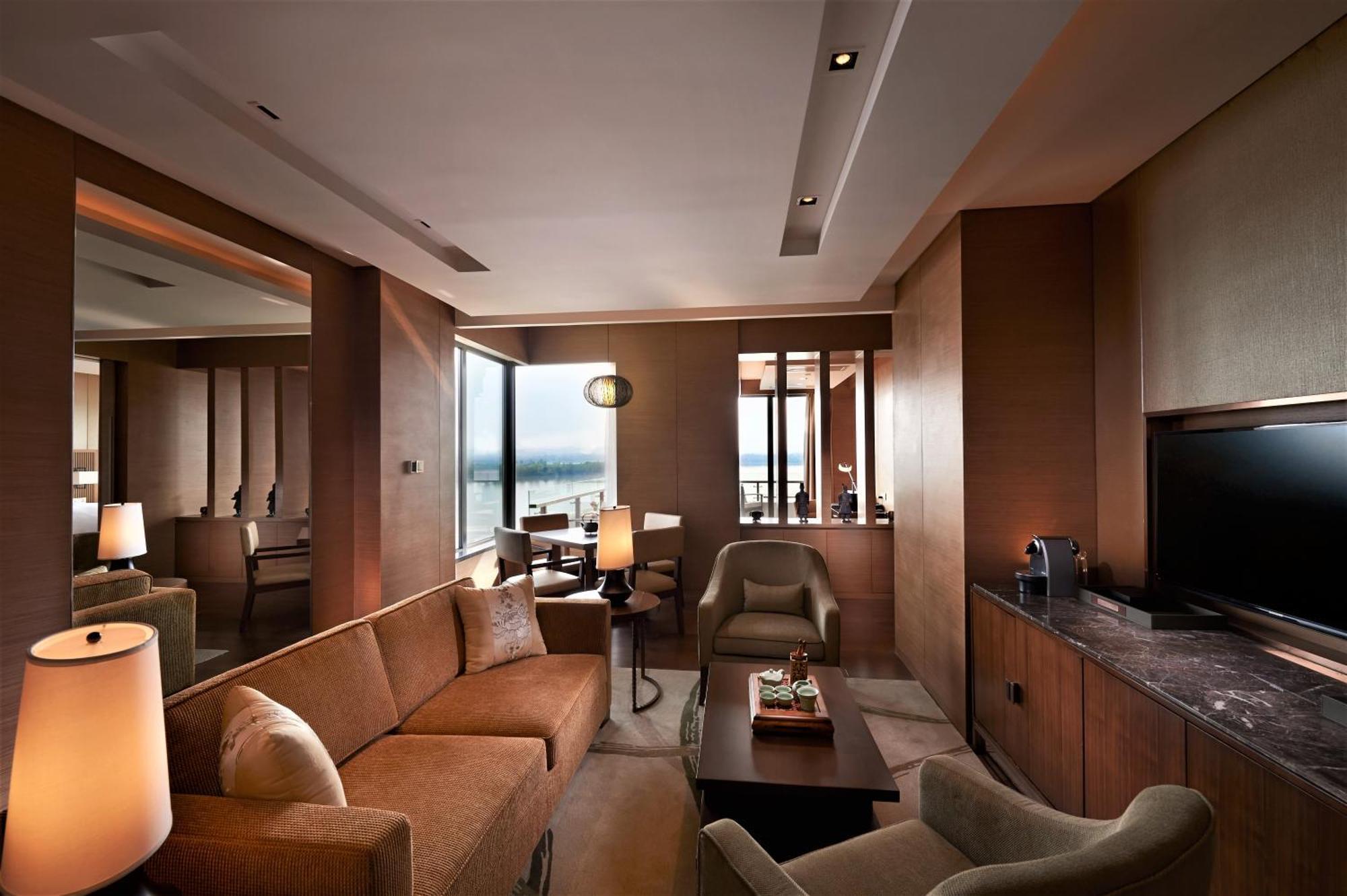Hilton Wuhan Optics Valley Экстерьер фото