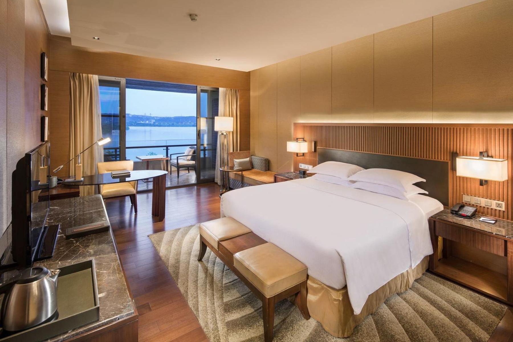 Hilton Wuhan Optics Valley Экстерьер фото