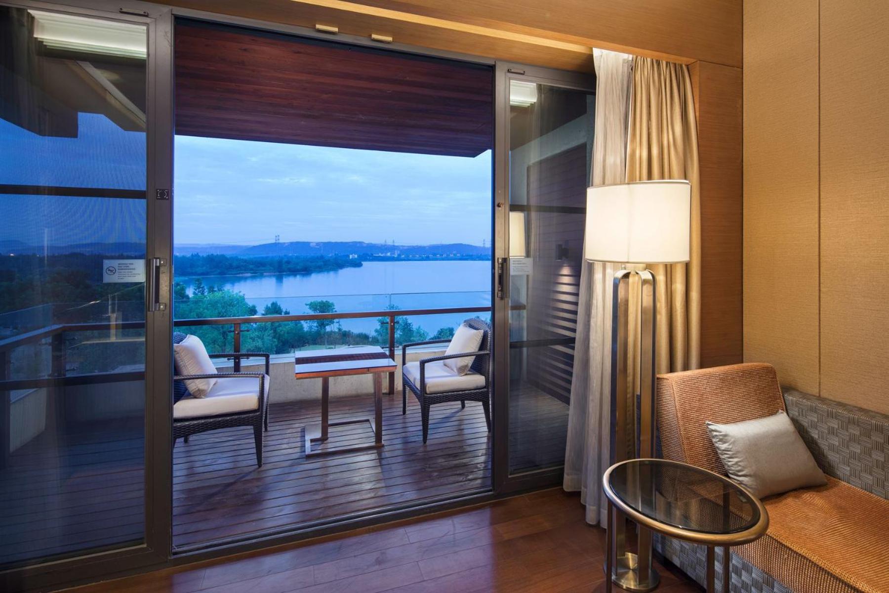 Hilton Wuhan Optics Valley Экстерьер фото