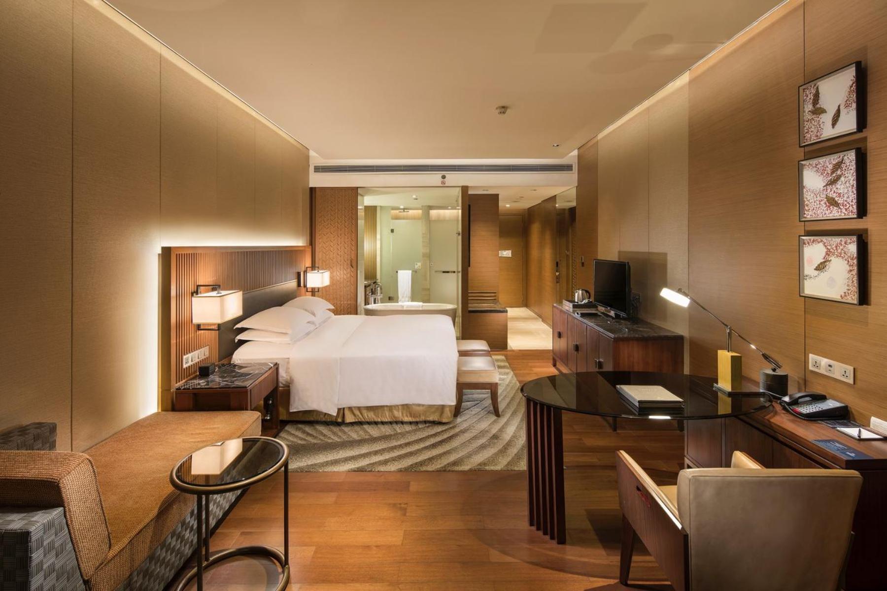 Hilton Wuhan Optics Valley Экстерьер фото