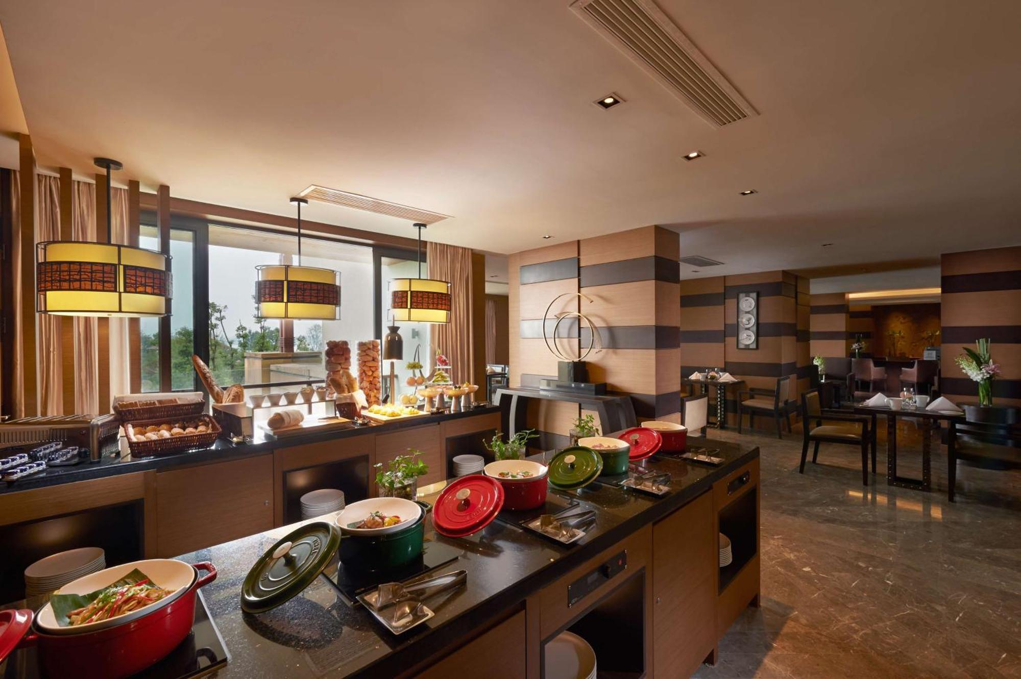 Hilton Wuhan Optics Valley Экстерьер фото