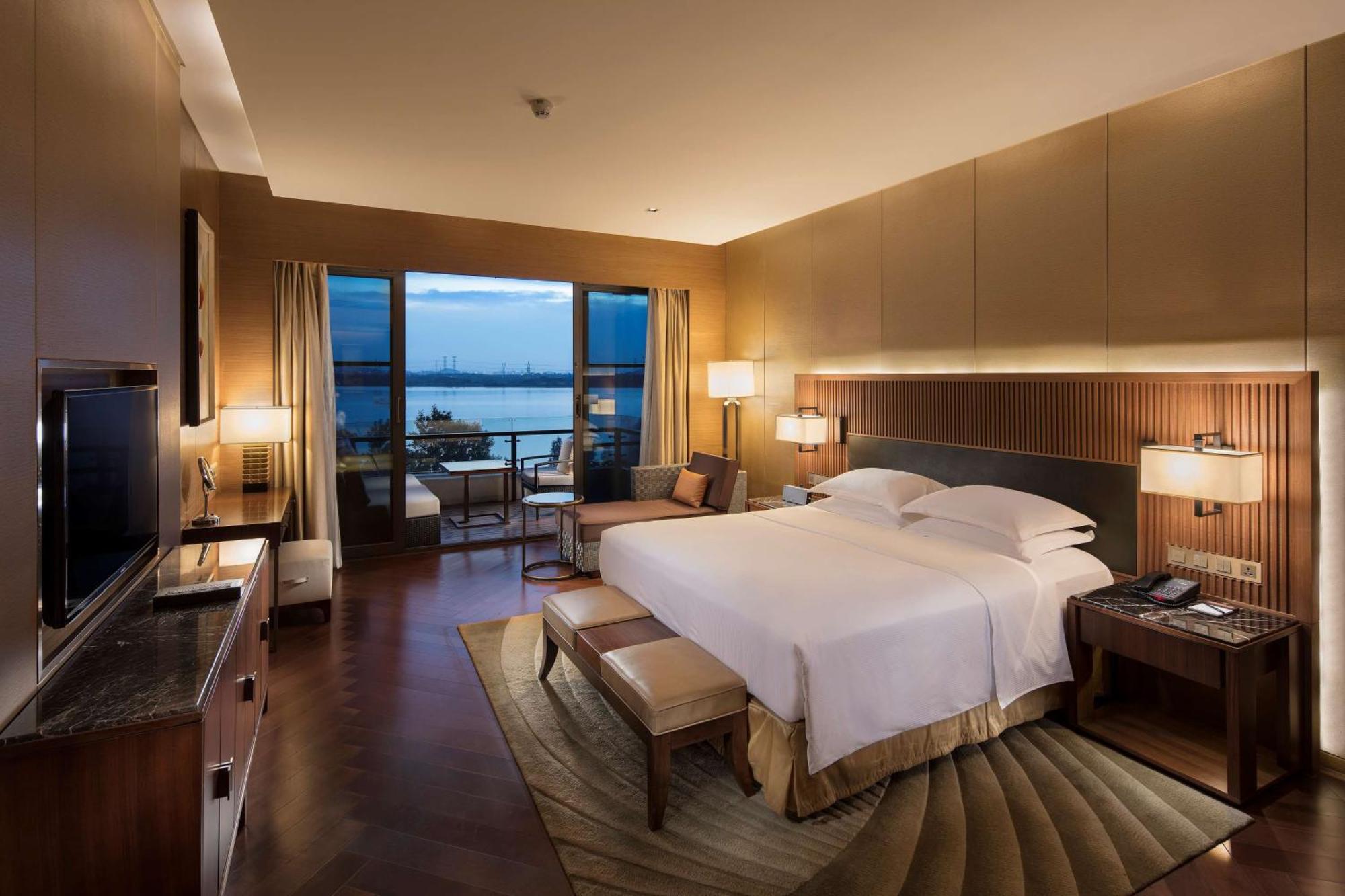 Hilton Wuhan Optics Valley Экстерьер фото