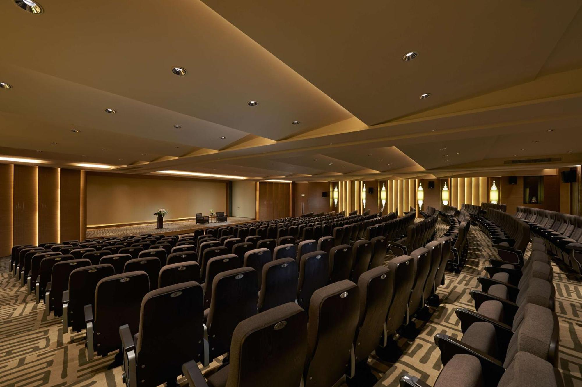 Hilton Wuhan Optics Valley Экстерьер фото