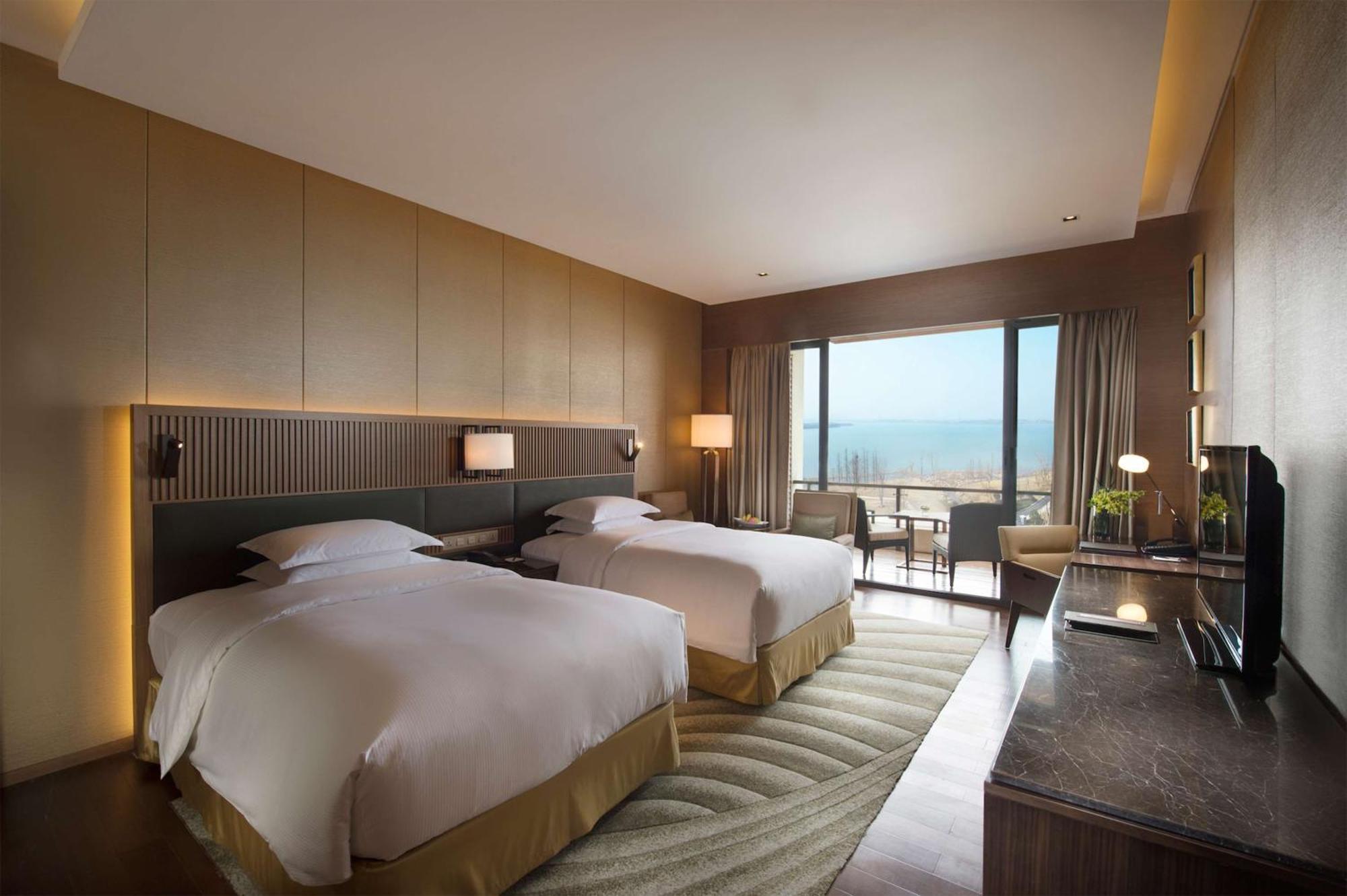 Hilton Wuhan Optics Valley Экстерьер фото