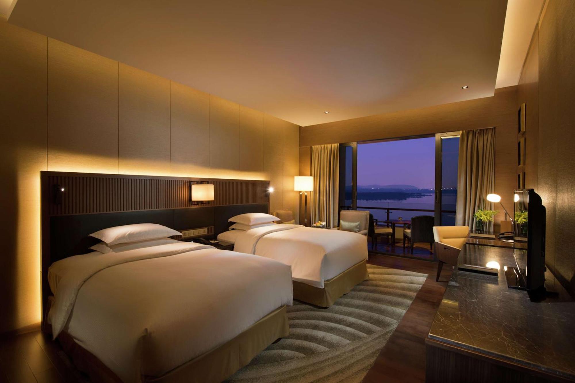 Hilton Wuhan Optics Valley Экстерьер фото