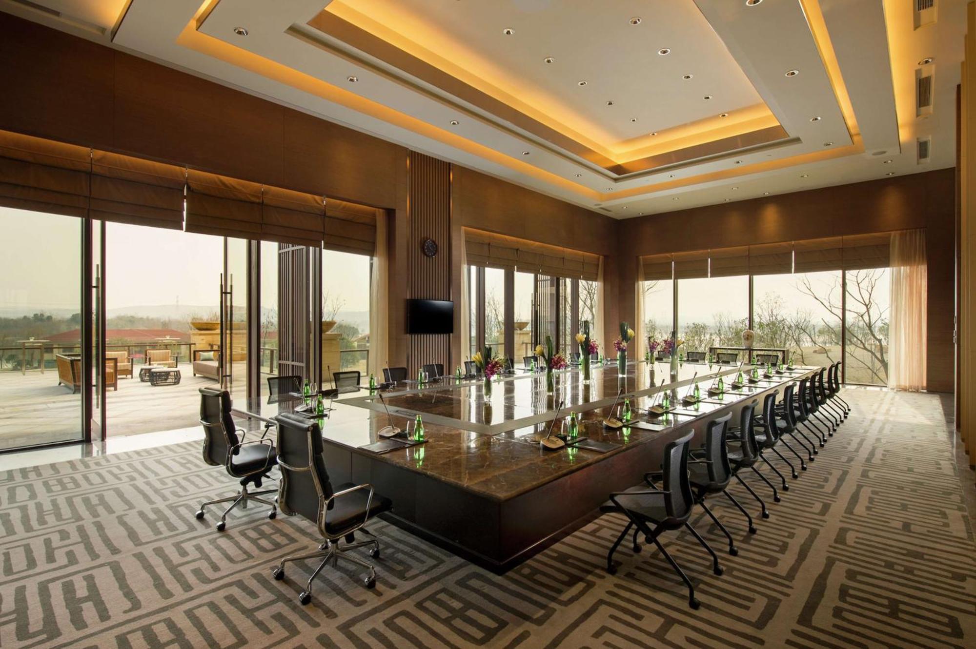 Hilton Wuhan Optics Valley Экстерьер фото