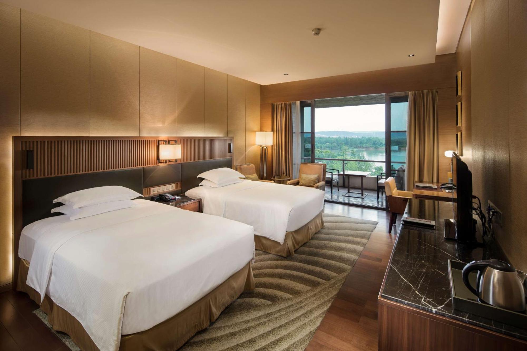 Hilton Wuhan Optics Valley Экстерьер фото