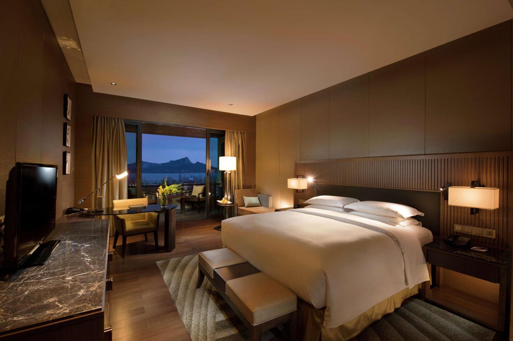Hilton Wuhan Optics Valley Экстерьер фото