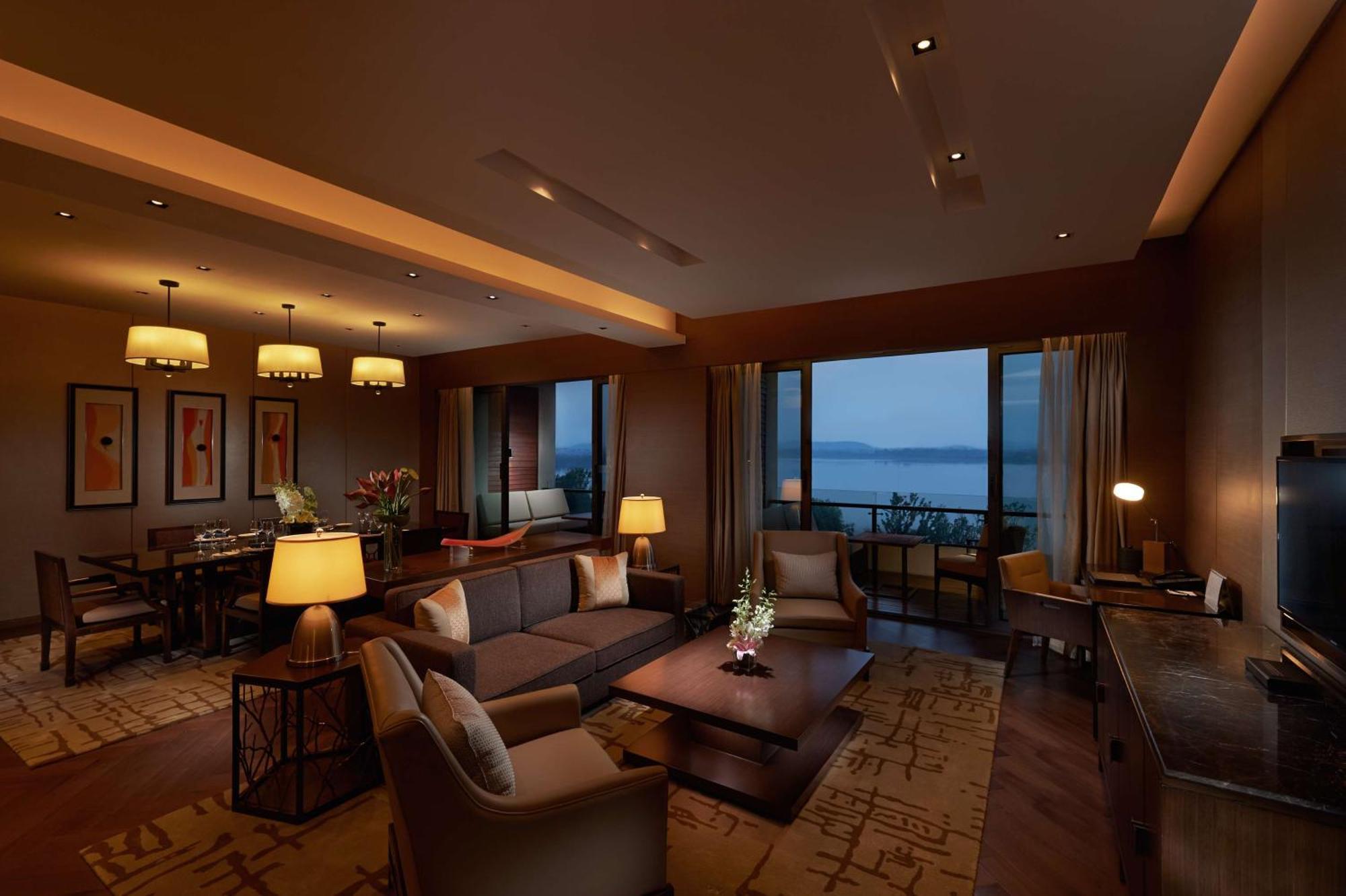 Hilton Wuhan Optics Valley Экстерьер фото