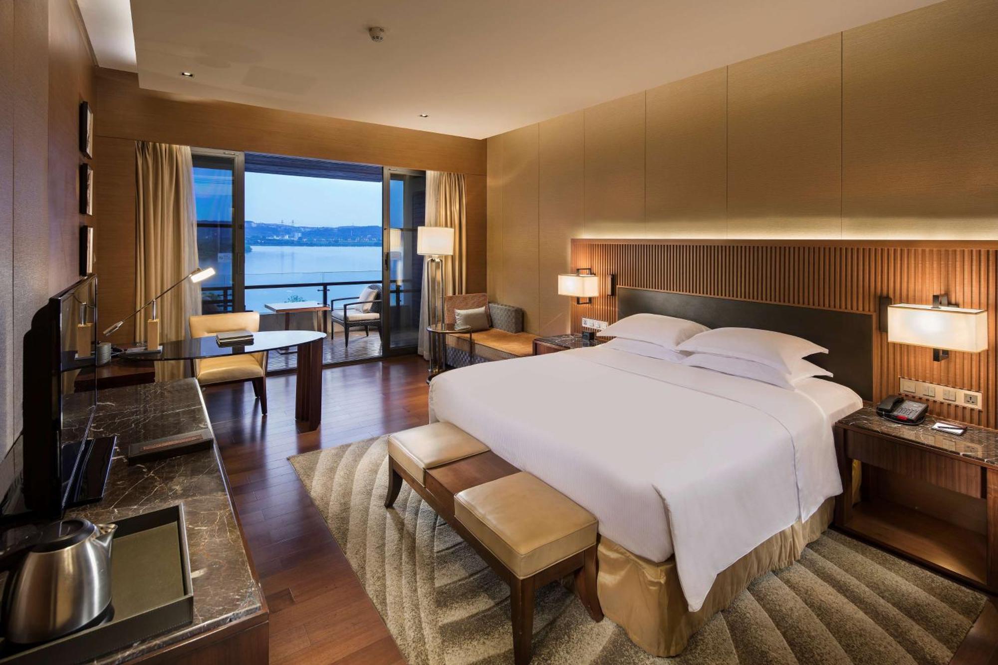 Hilton Wuhan Optics Valley Экстерьер фото