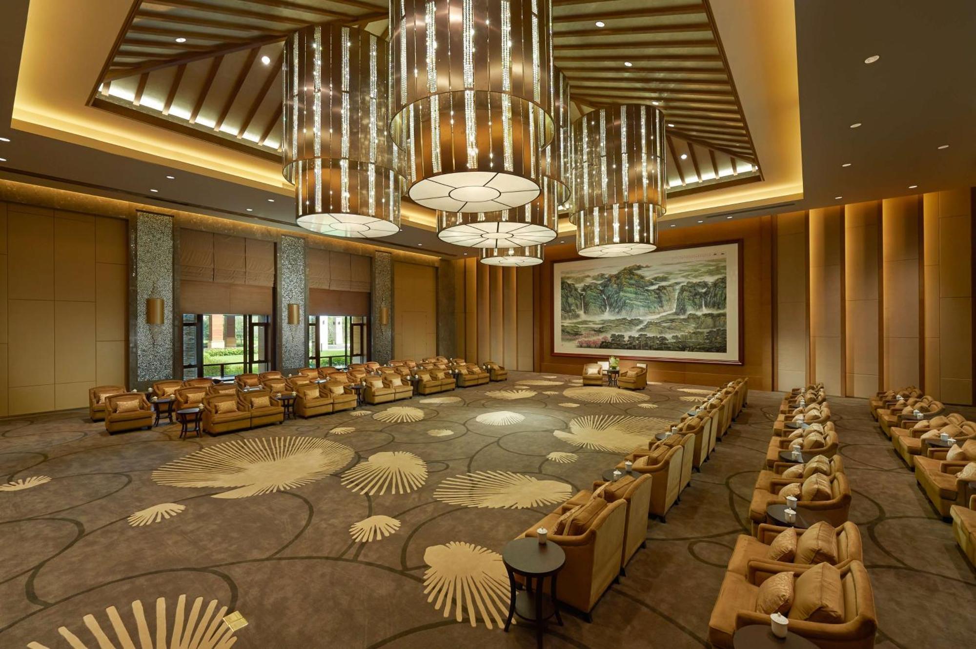 Hilton Wuhan Optics Valley Экстерьер фото