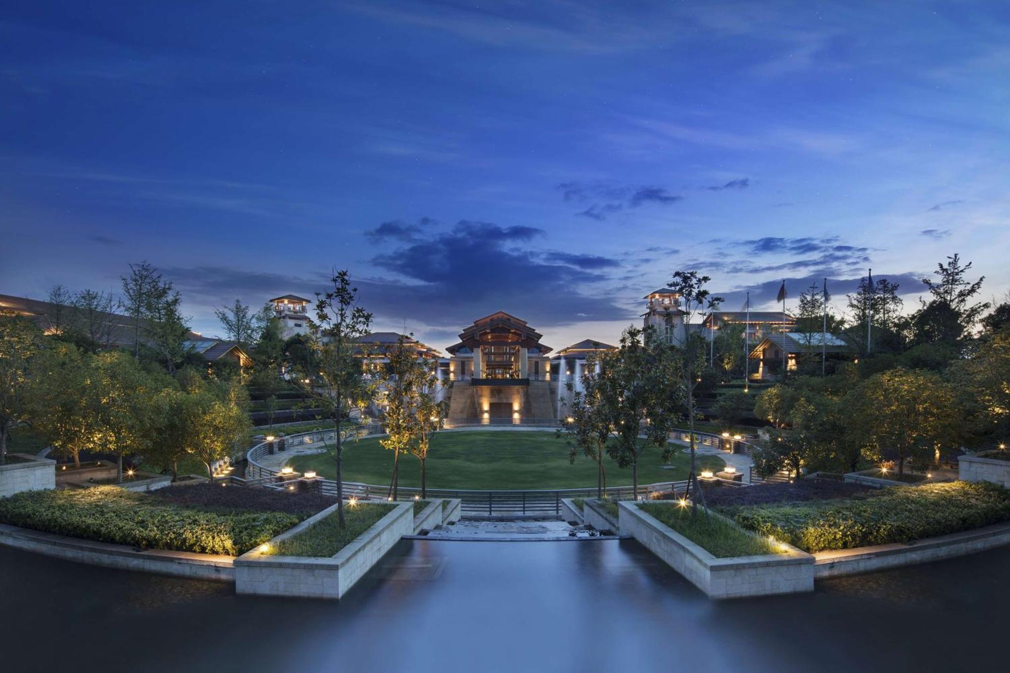 Hilton Wuhan Optics Valley Экстерьер фото