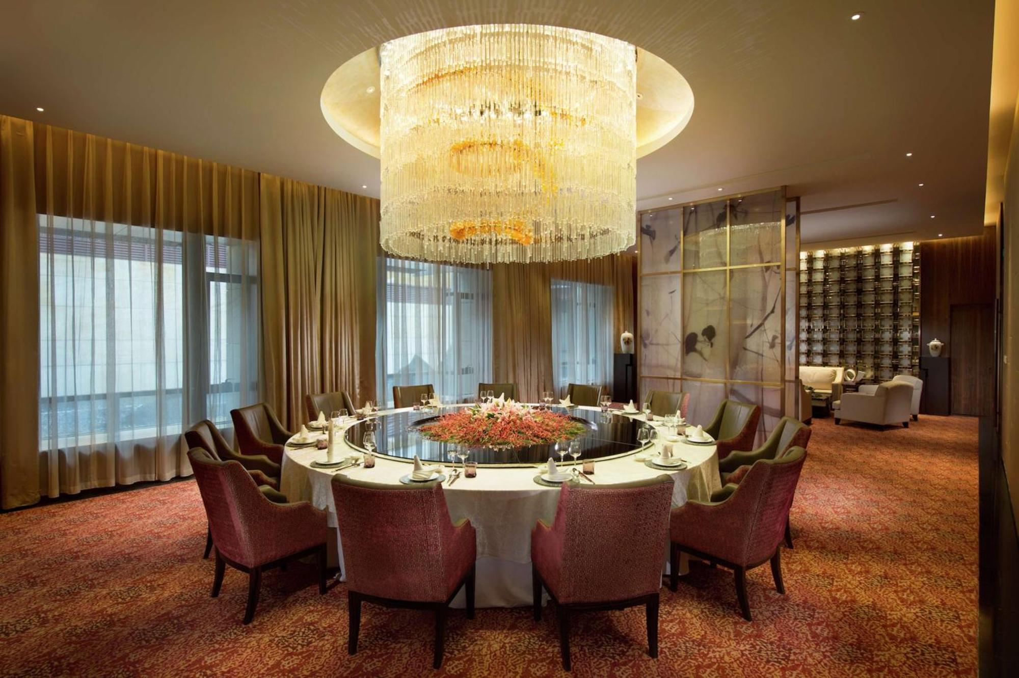 Hilton Wuhan Optics Valley Экстерьер фото