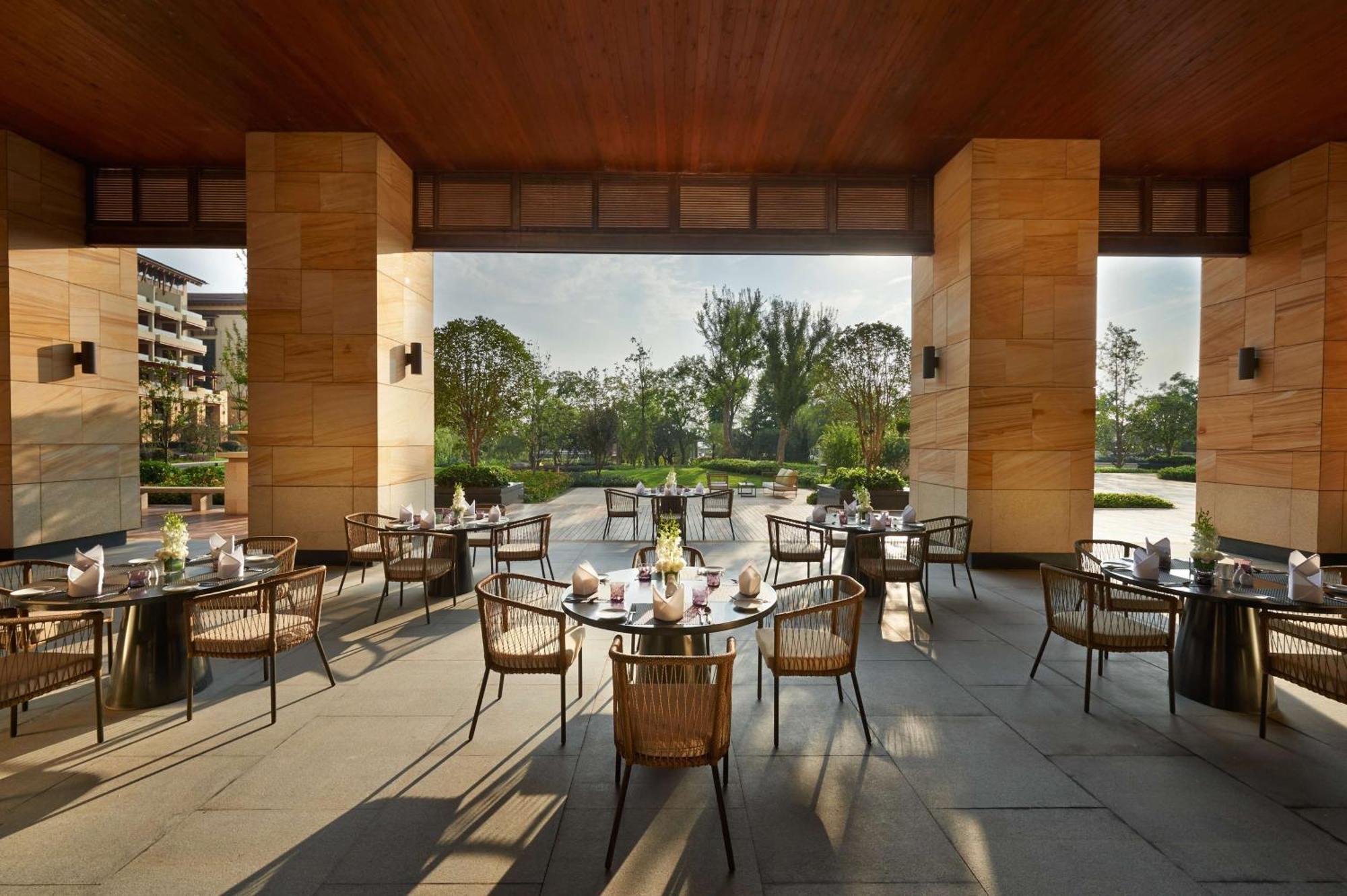 Hilton Wuhan Optics Valley Экстерьер фото