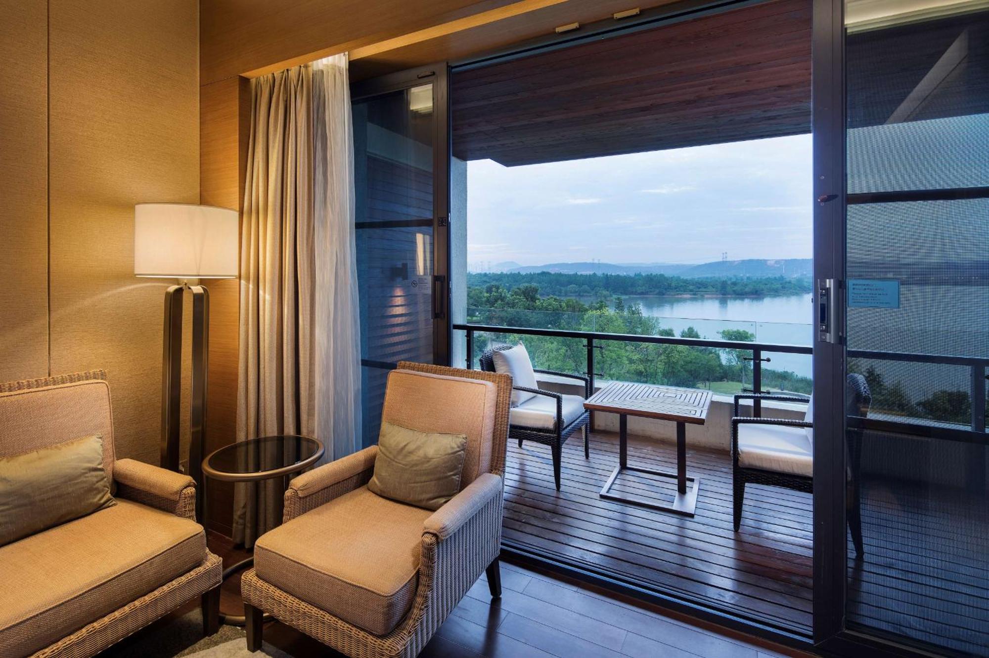 Hilton Wuhan Optics Valley Экстерьер фото
