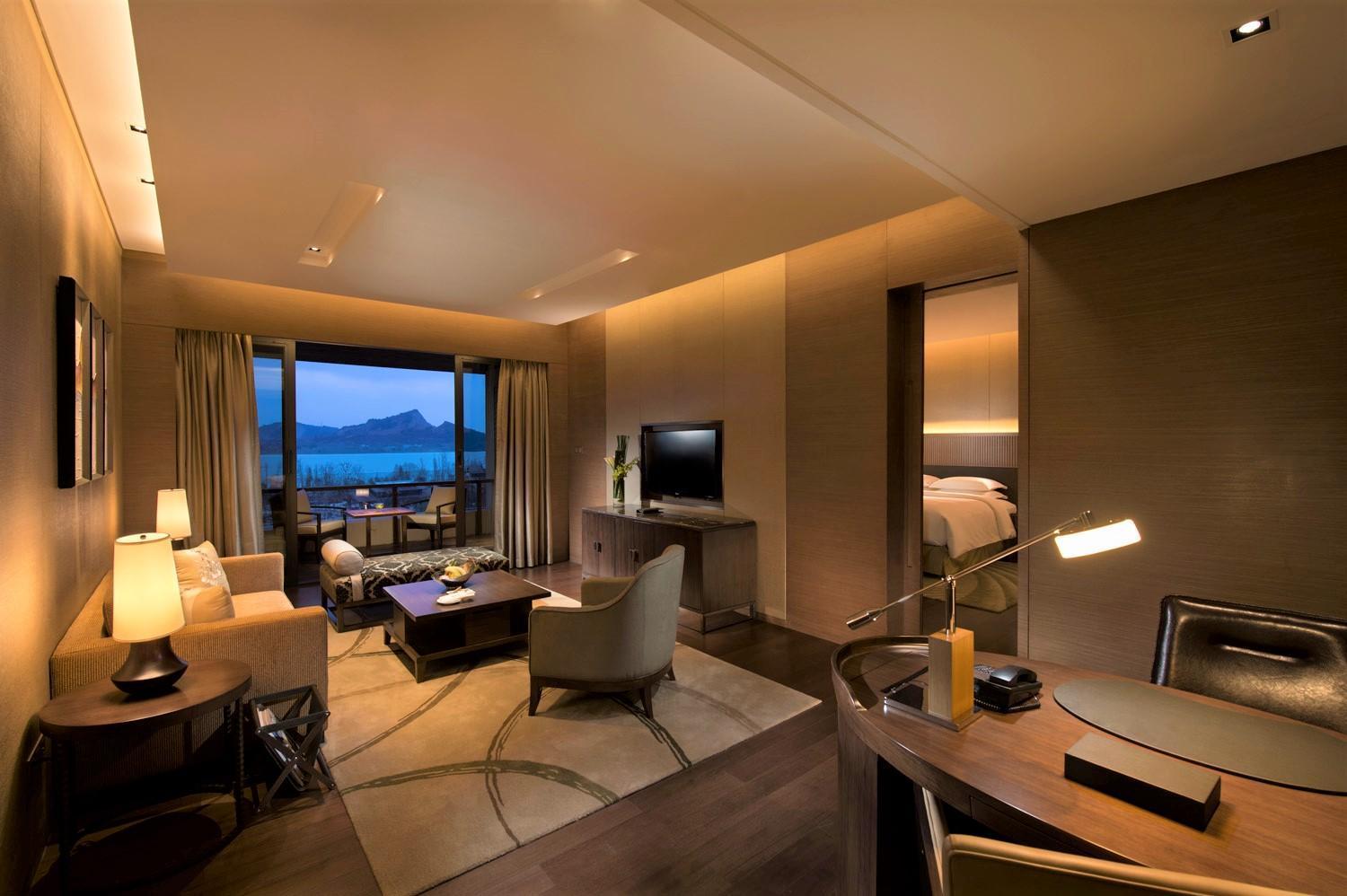 Hilton Wuhan Optics Valley Экстерьер фото