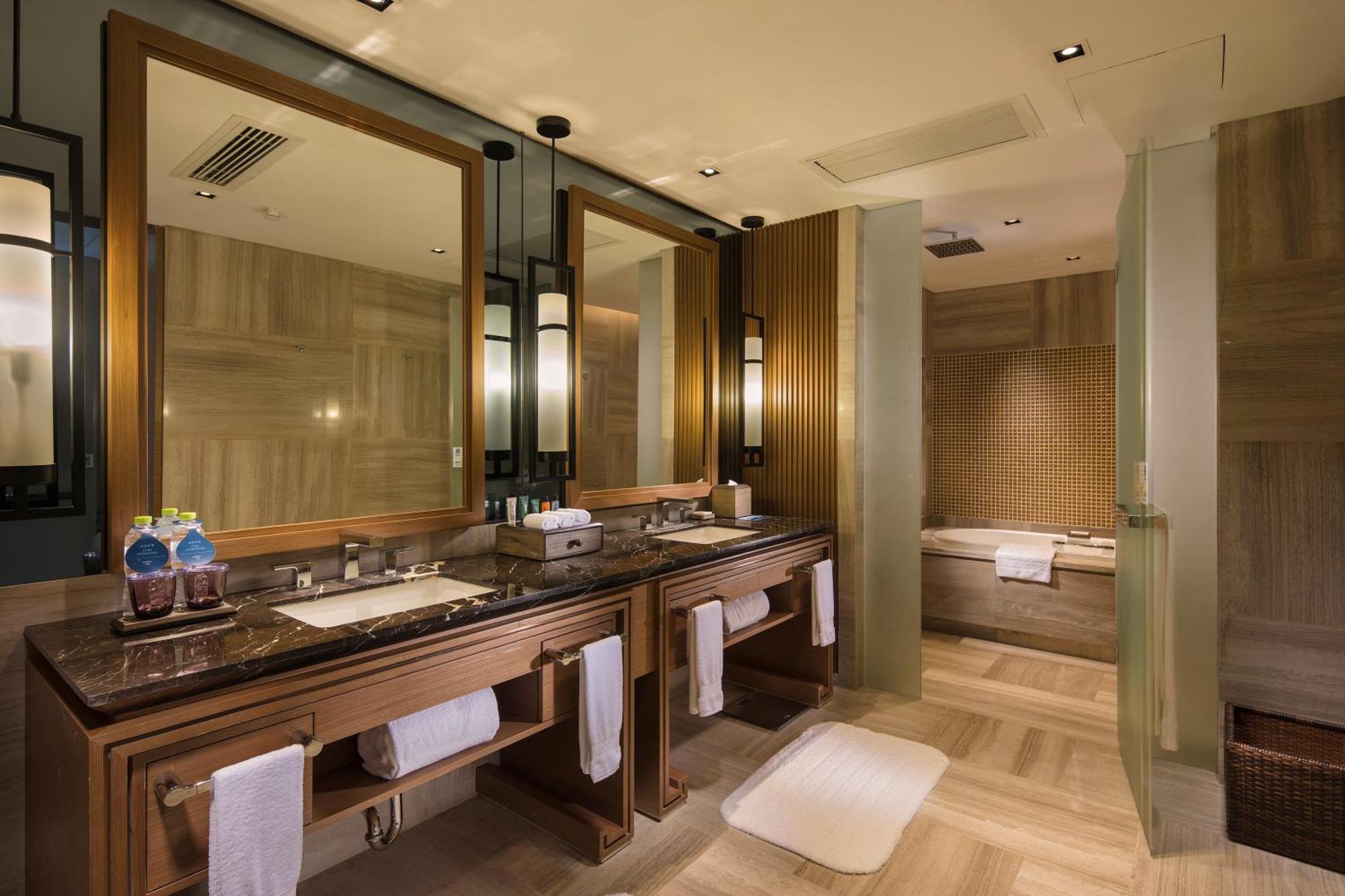Hilton Wuhan Optics Valley Экстерьер фото