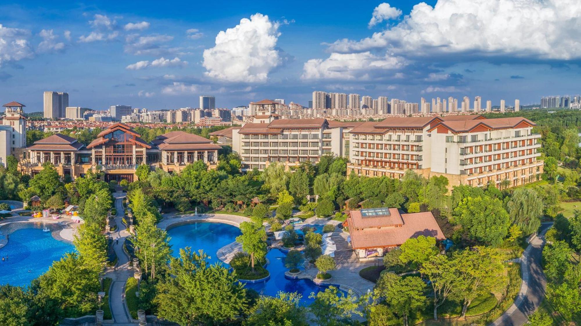 Hilton Wuhan Optics Valley Экстерьер фото